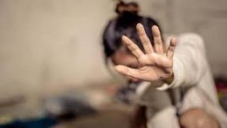 Sanıkla birlikte suçun icrasına etkin ve fonksiyonel hareketleri ile fiil üzerinde ortak hakimiyet kurmuş cinsel saldırıya göz yuman/gözcülük yapan kişi de müşterek fail olarak ceza alacaktır.