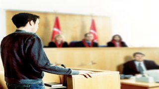 Avukat, Vekil Olarak Yer Aldığı Davada Tanıklık Yapabilir Mi?